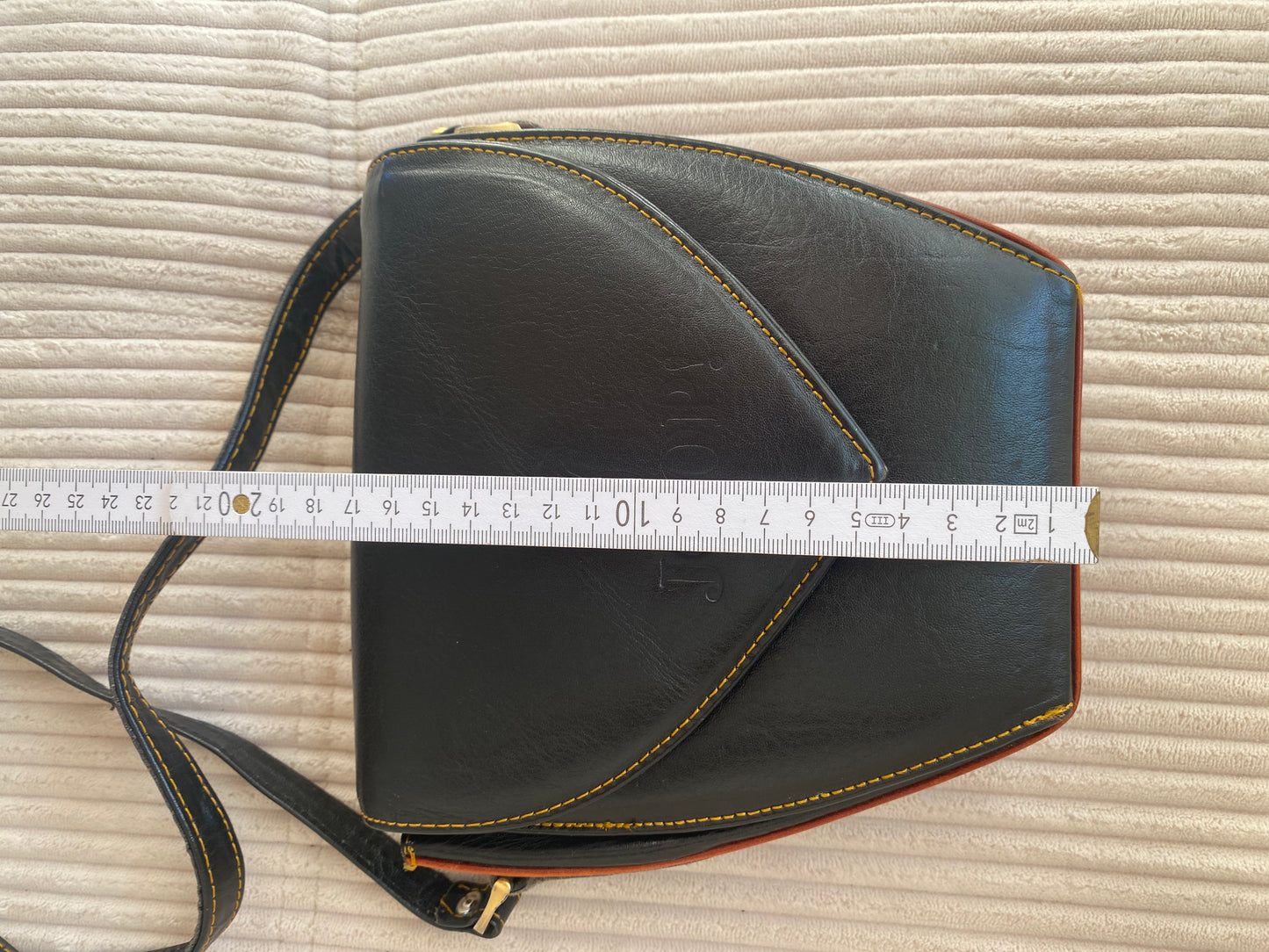 JOOP! Crossbody Retro Lederhandtasche in schwarz mit Logoprägung