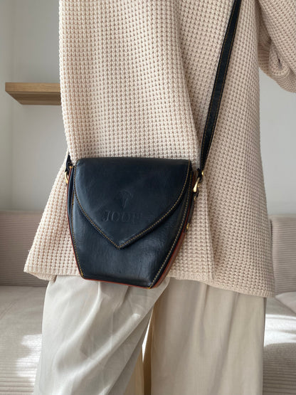 JOOP! Crossbody Retro Lederhandtasche in schwarz mit Logoprägung