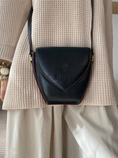 JOOP! Crossbody Retro Lederhandtasche in schwarz mit Logoprägung