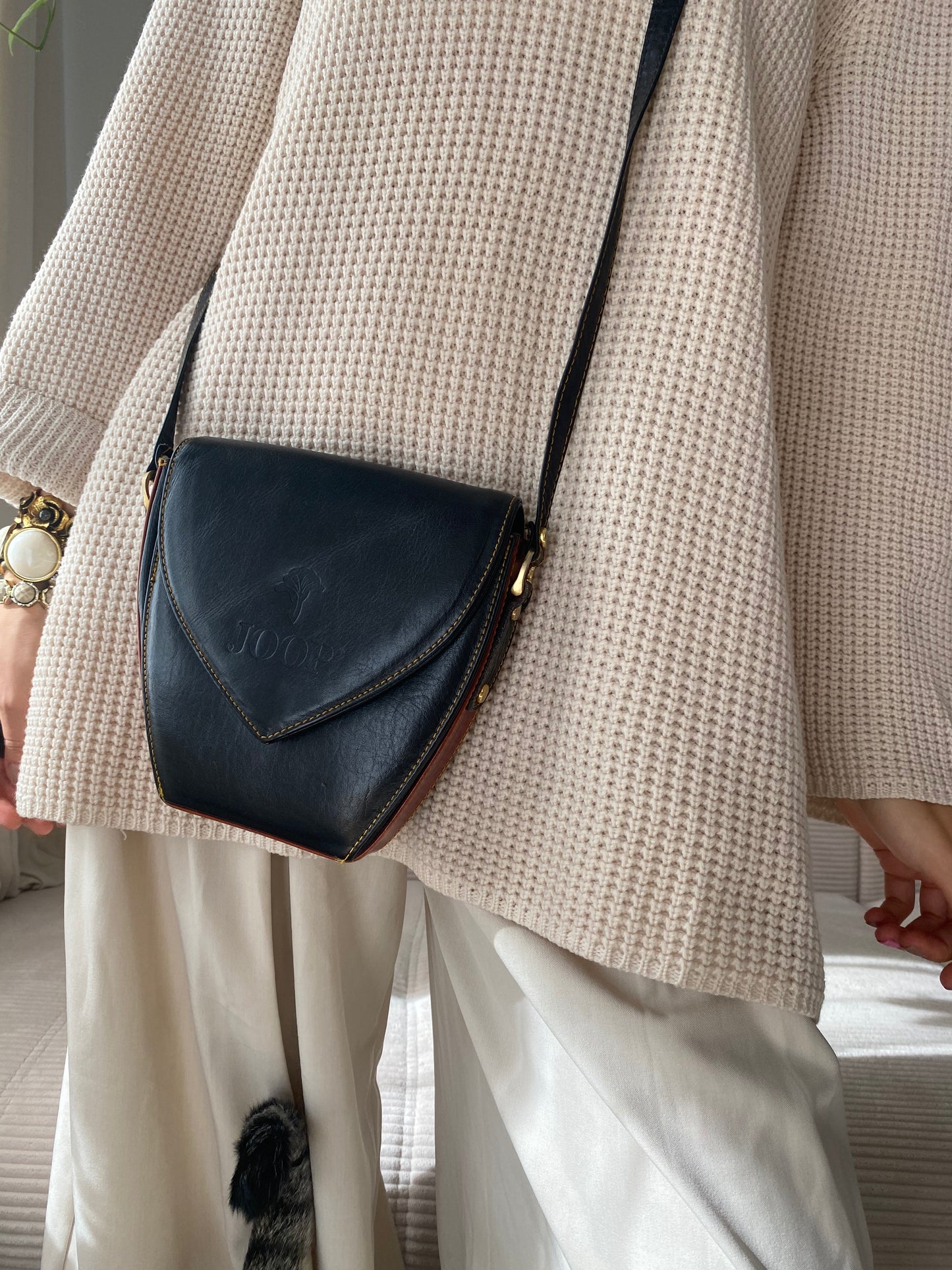 JOOP! Crossbody Retro Lederhandtasche in schwarz mit Logoprägung