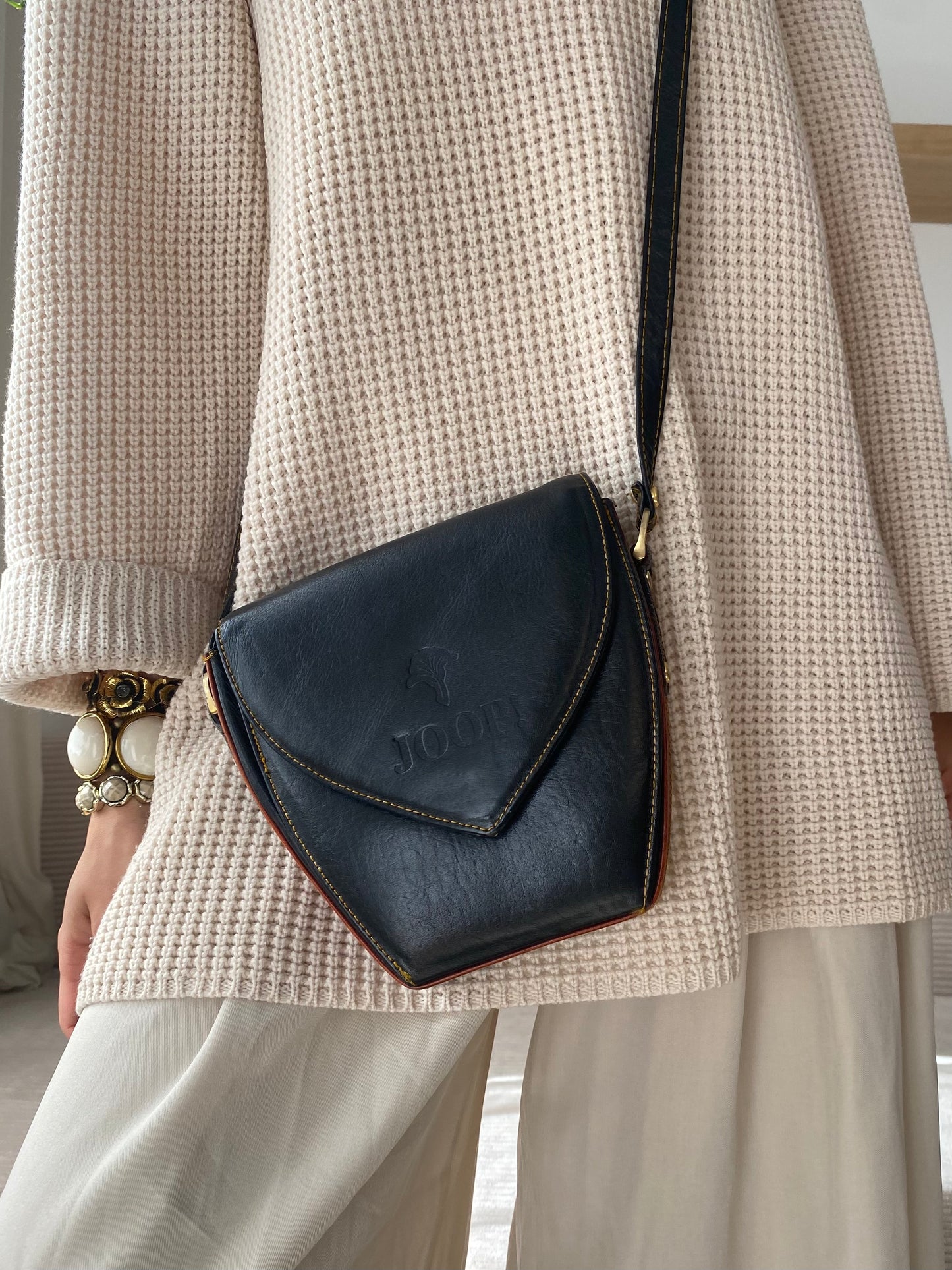 JOOP! Crossbody Retro Lederhandtasche in schwarz mit Logoprägung