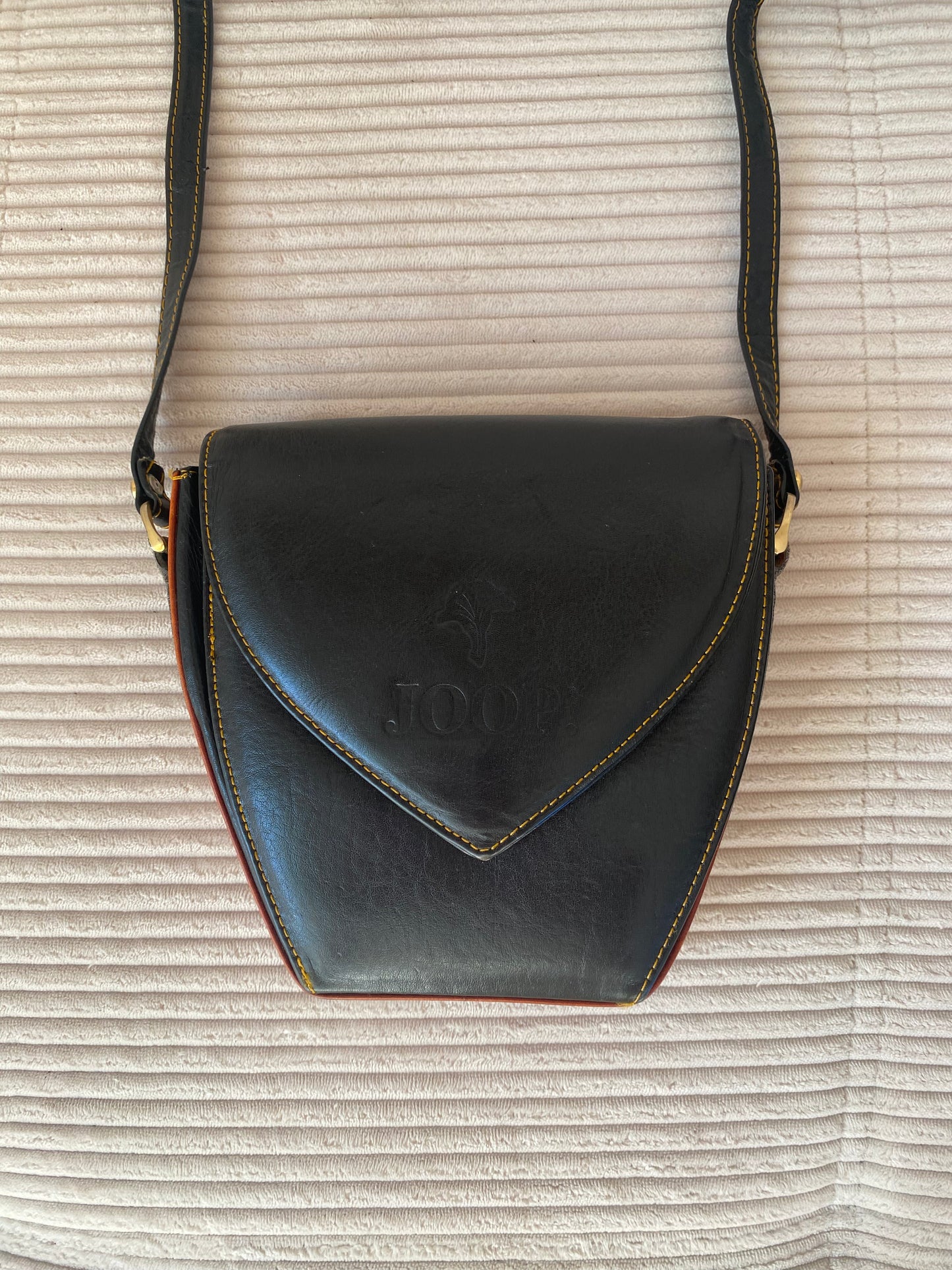 JOOP! Crossbody Retro Lederhandtasche in schwarz mit Logoprägung