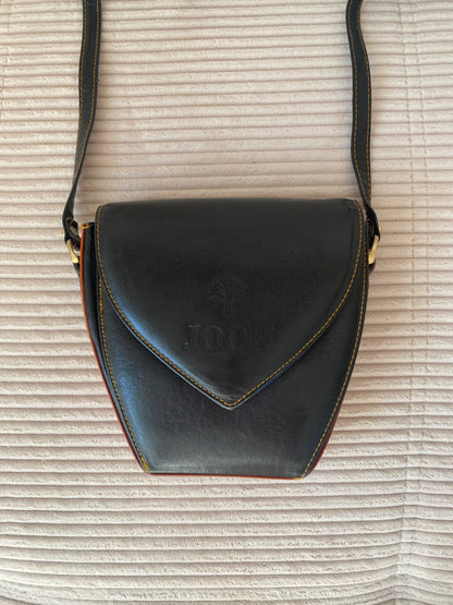 JOOP! Crossbody Retro Lederhandtasche in schwarz mit Logoprägung