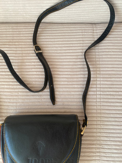 JOOP! Crossbody Retro Lederhandtasche in schwarz mit Logoprägung