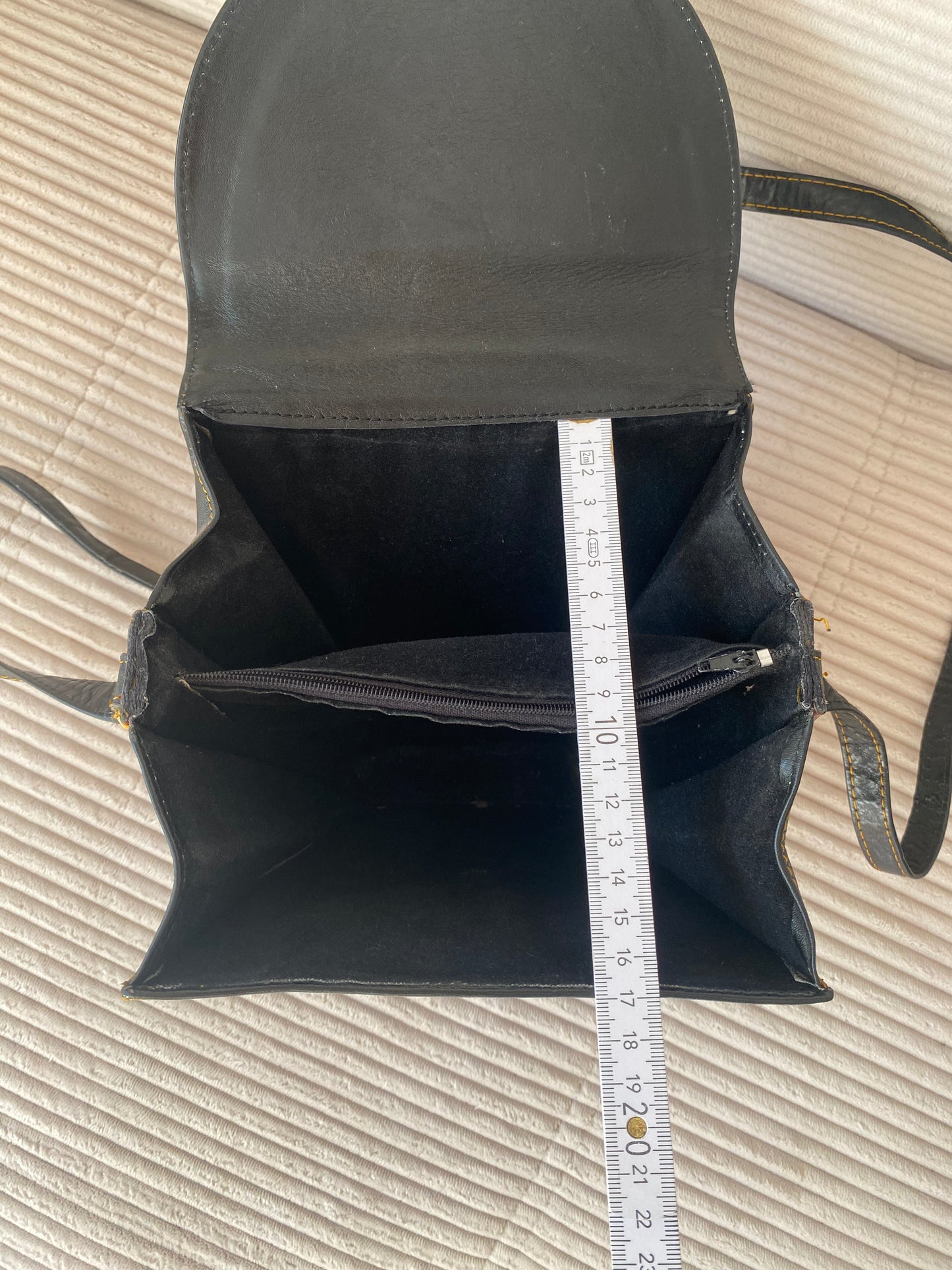 JOOP! Crossbody Retro Lederhandtasche in schwarz mit Logoprägung