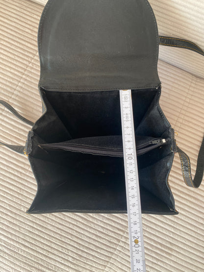 JOOP! Crossbody Retro Lederhandtasche in schwarz mit Logoprägung