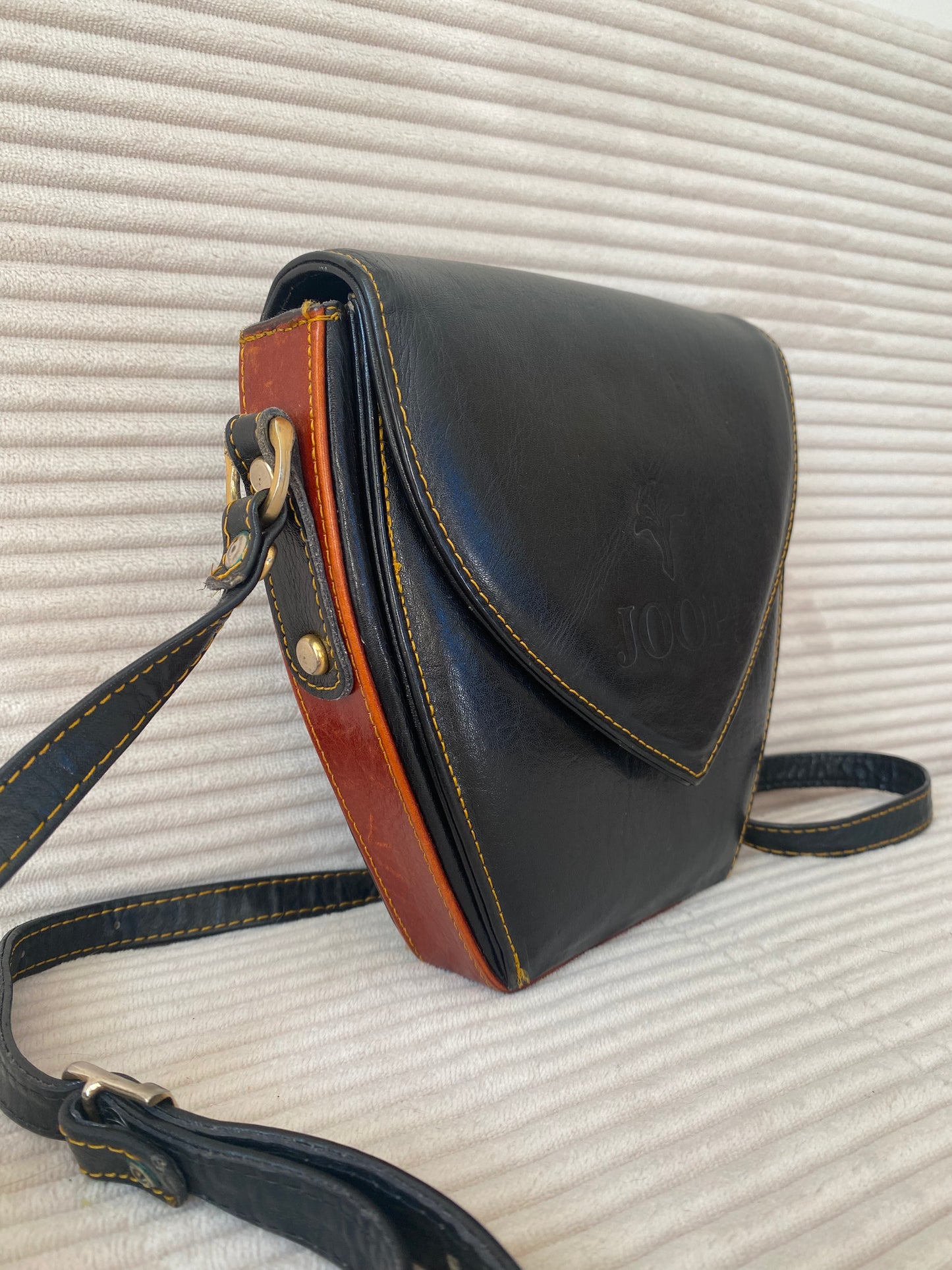 JOOP! Crossbody Retro Lederhandtasche in schwarz mit Logoprägung