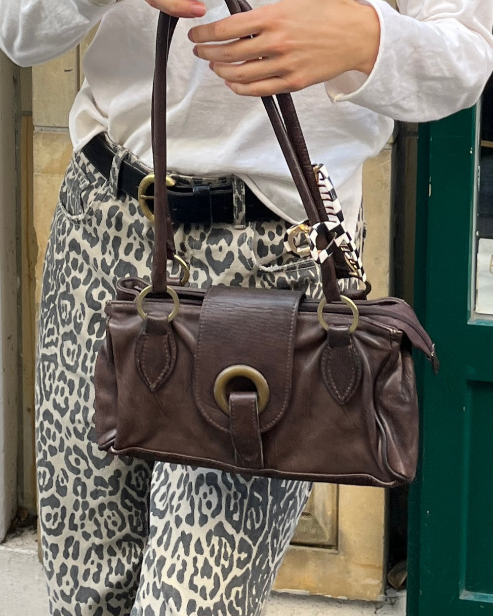 Dunkelbraune Baguette Stil Lederhandtasche mit Metallringen