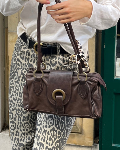 Dunkelbraune Baguette Stil Lederhandtasche mit Metallringen