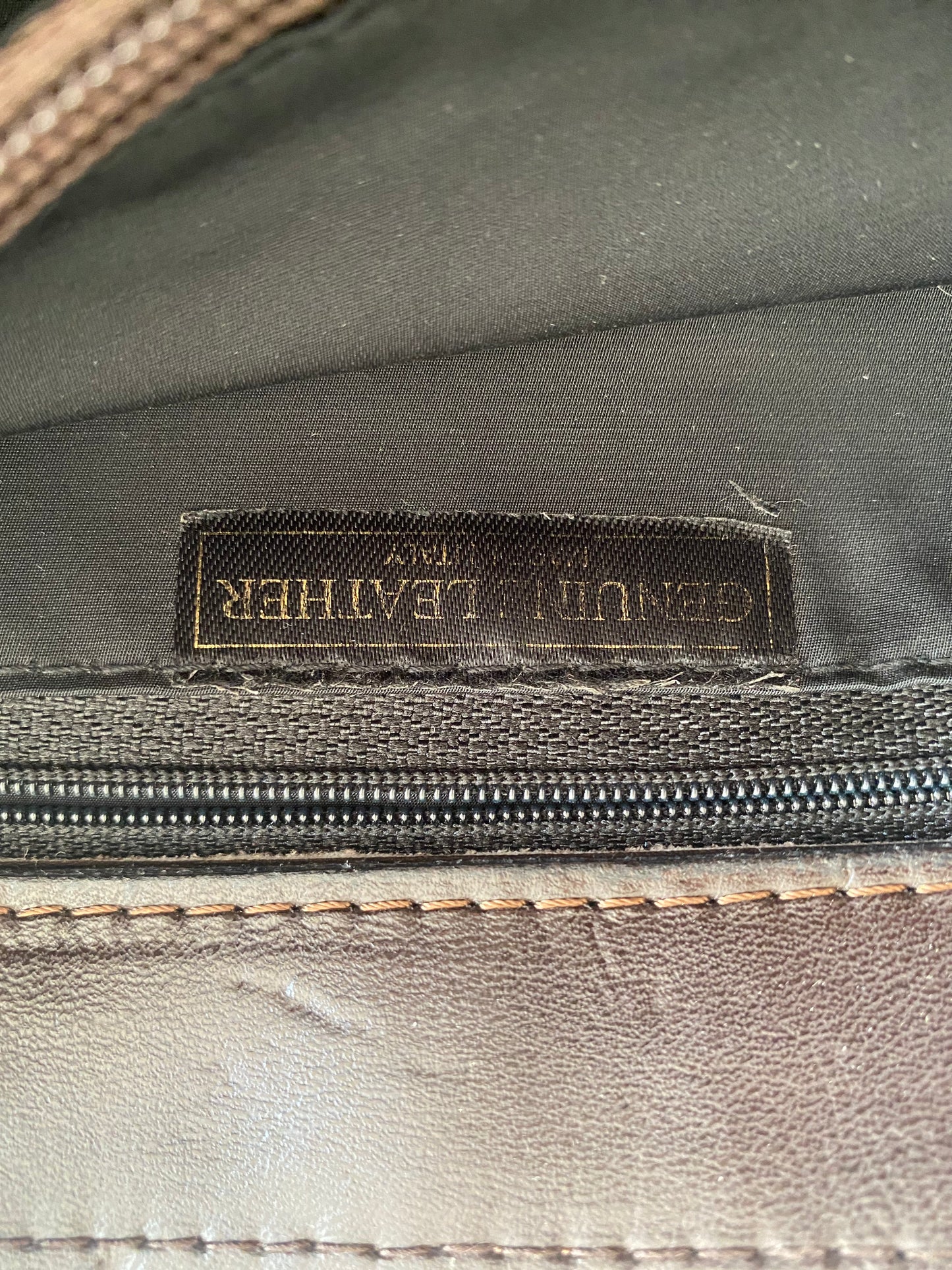 Dunkelbraune Baguette Stil Lederhandtasche mit Metallringen