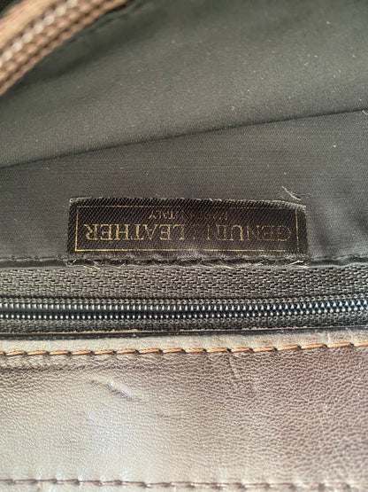 Dunkelbraune Baguette Stil Lederhandtasche mit Metallringen