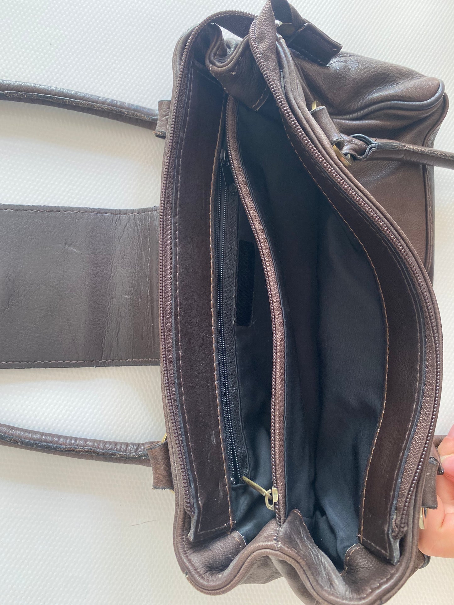 Dunkelbraune Baguette Stil Lederhandtasche mit Metallringen