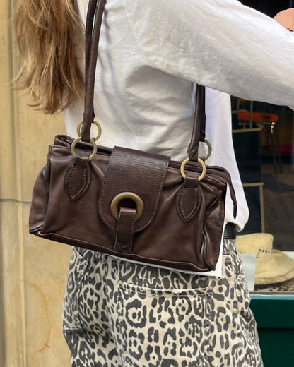 Dunkelbraune Baguette Stil Lederhandtasche mit Metallringen