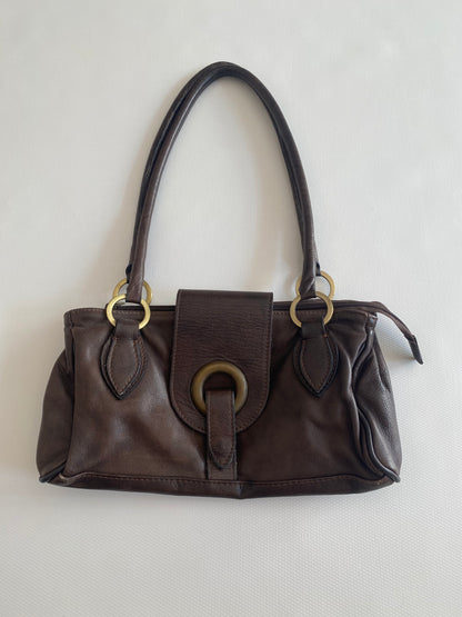 Dunkelbraune Baguette Stil Lederhandtasche mit Metallringen