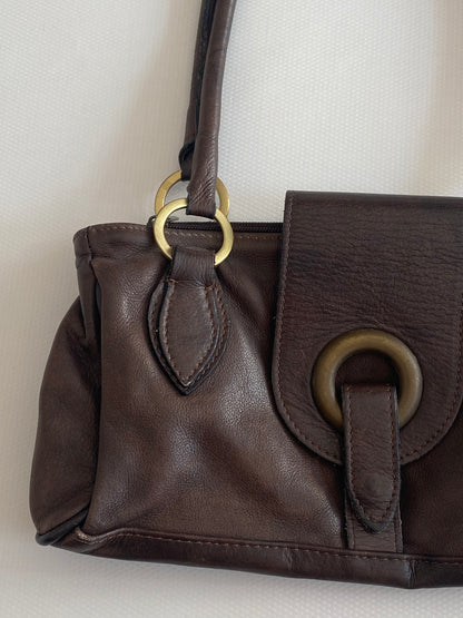 Dunkelbraune Baguette Stil Lederhandtasche mit Metallringen