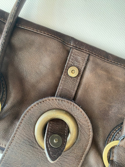 Dunkelbraune Baguette Stil Lederhandtasche mit Metallringen